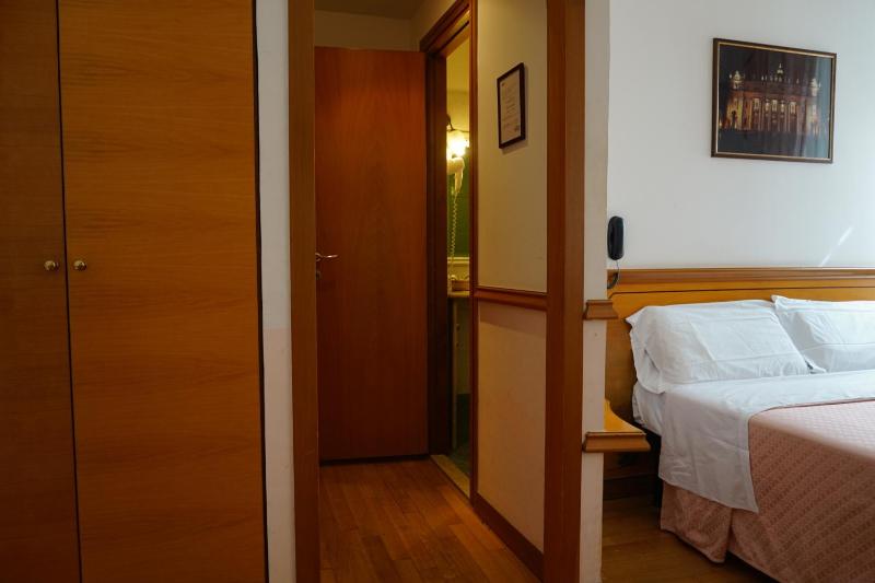 Double or Twin Room image 4