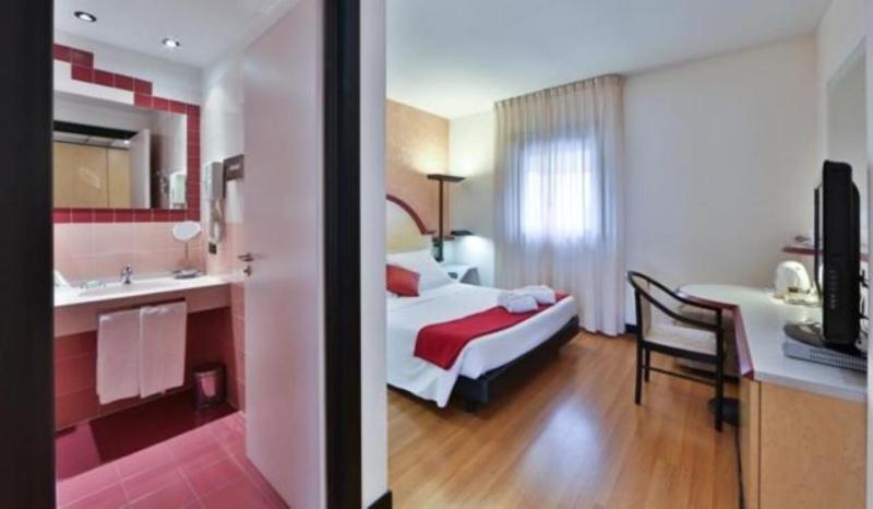 Standard King Room image 2