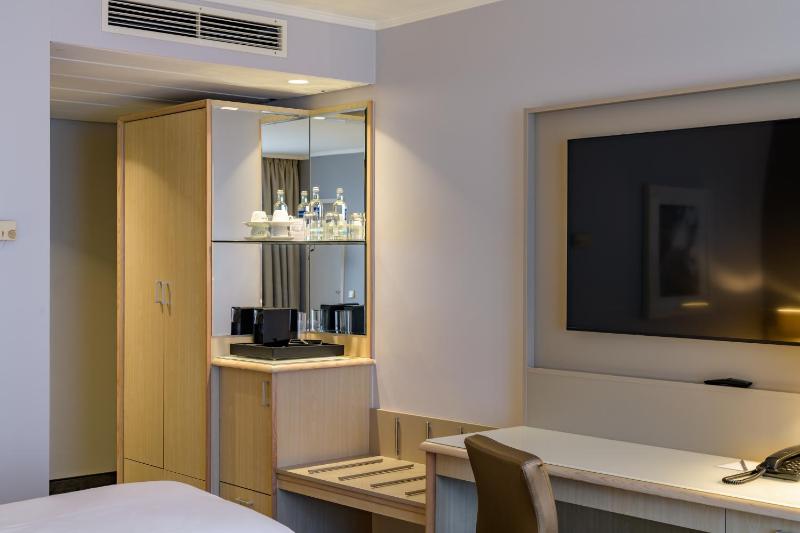 Standard Twin Room image 4