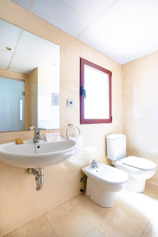Basic Double Room image 2