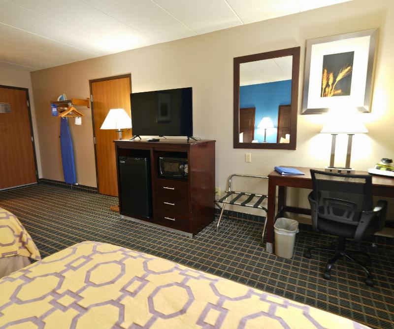 Queen Room with Two Queen Beds - Non-Smoking image 3