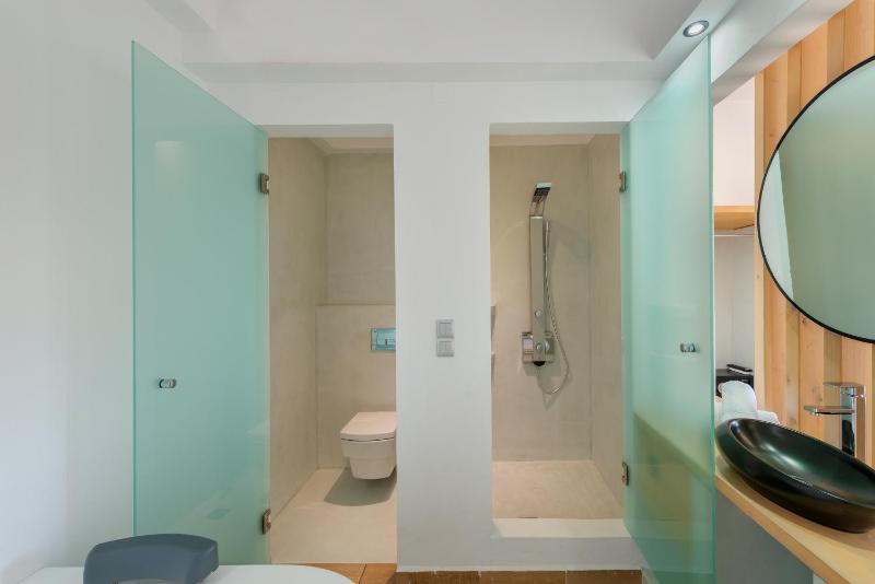 Deluxe Suite with Spa Bath image 2