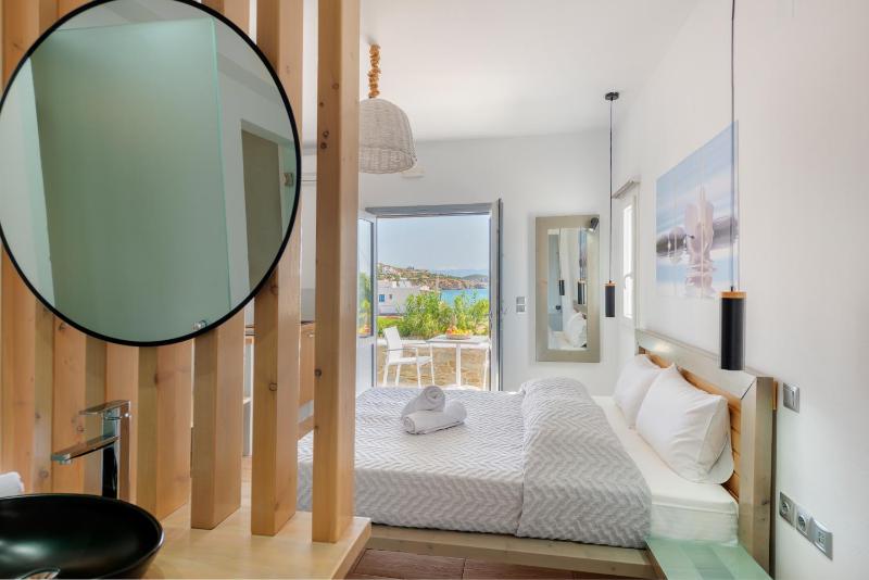 Deluxe Suite with Spa Bath image 4