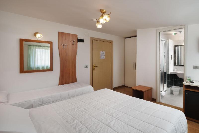Triple Room with Balcony image 3