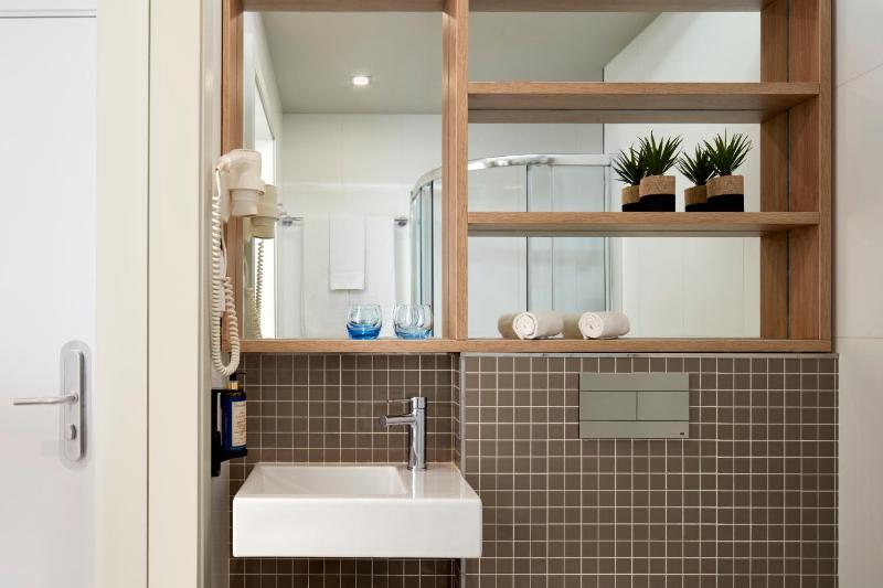 Single Room with City View image 4