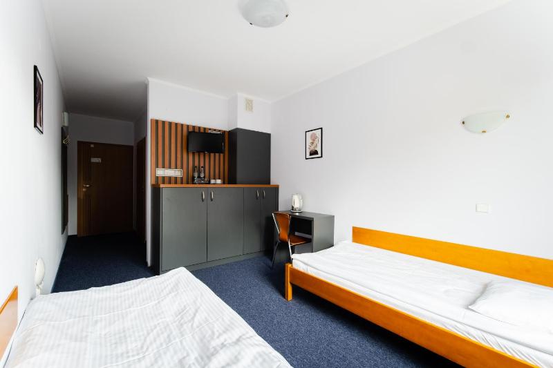Basic Double Room image 4
