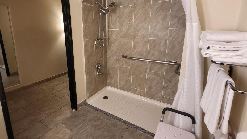 Queen Room - Mobility Access/Non-Smoking image 3