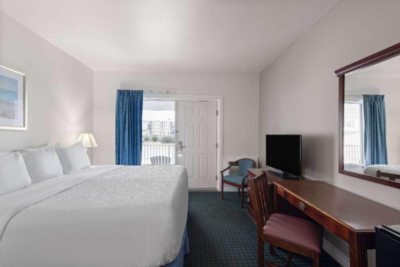 King Room - Non-Smoking  First or Second Floor image 3