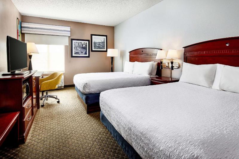 Room with Two Queen Beds - Non-Smoking image 4