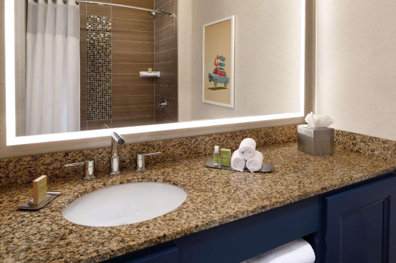 One-Bedroom King Suite with Sofa Bed image 2