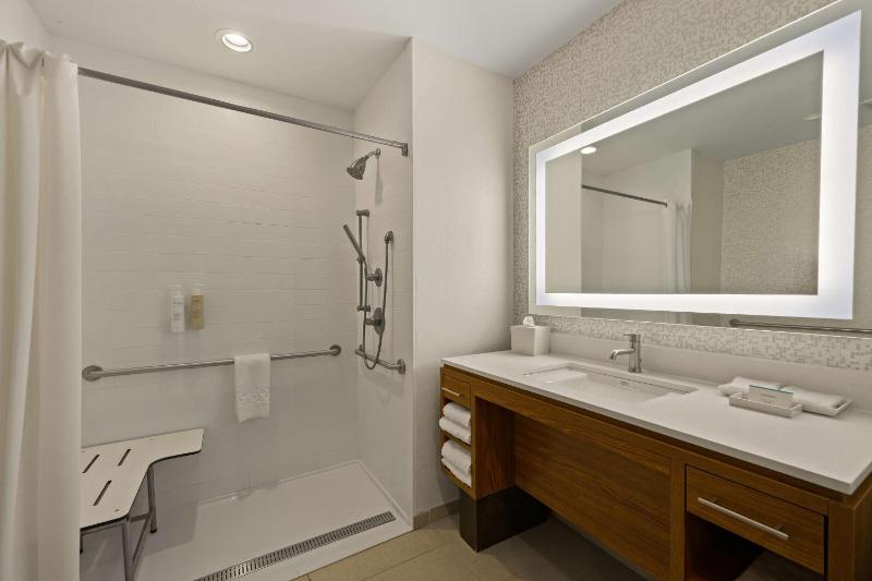 King Studio with Roll-In Shower - Disability Access/Non-Smoking image 2