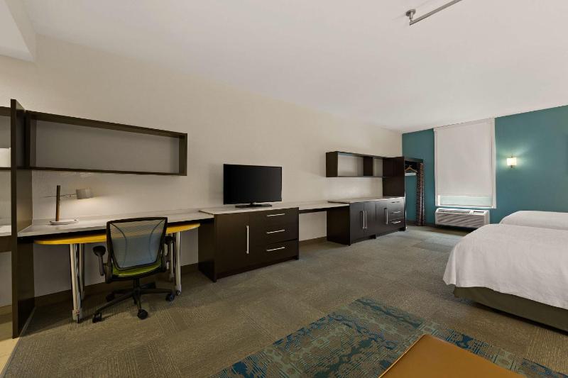 Queen Studio with Two Queen Beds - Non-Smoking image 3