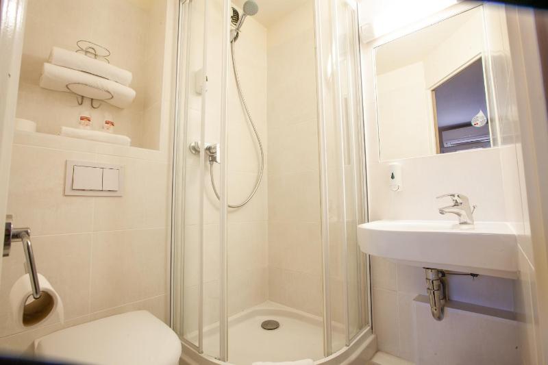 Twin Room image 3
