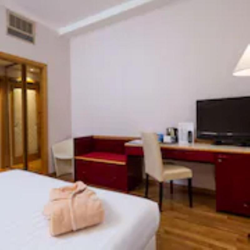 Superior Twin Room image 3