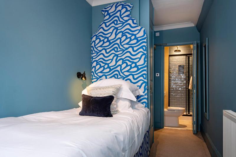 Single Room with Sea View image 3