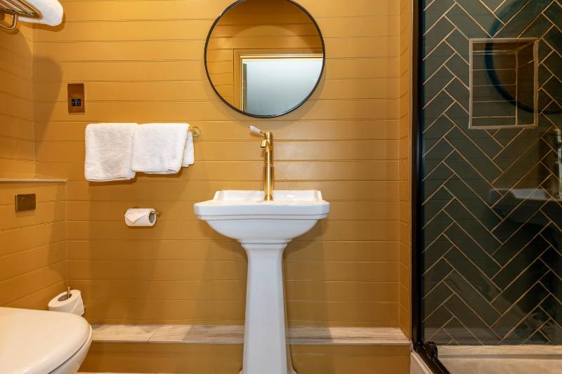 Deluxe King Room with Sea View image 3