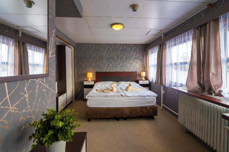 Double Room with River View image 1