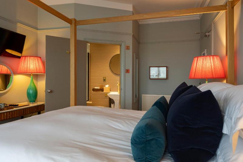 Deluxe King Room Four Poster - Beach Front image 4