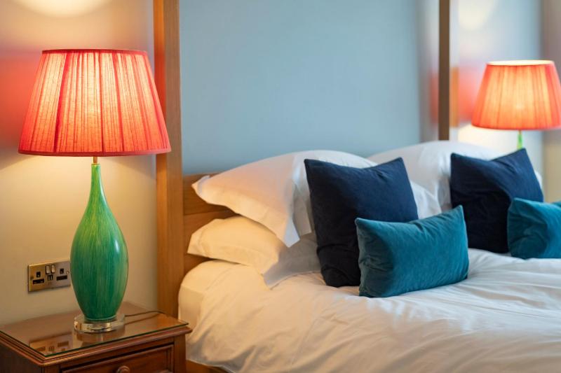 Deluxe King Room Four Poster - Beach Front image 1