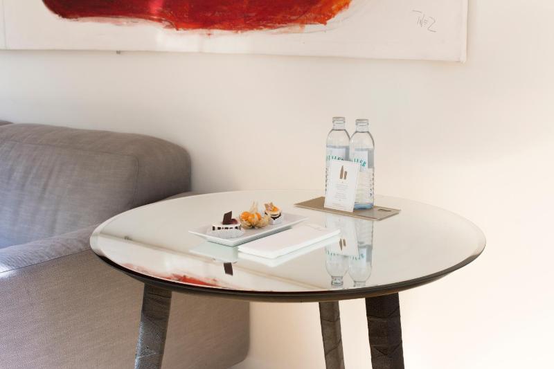One-Bedroom Apartment image 2