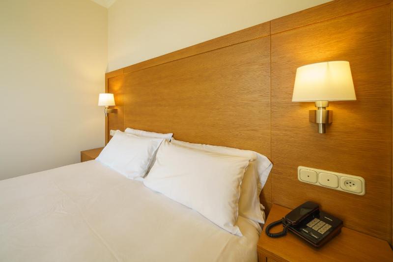 Twin Room (2 Adults + 1 Child) image 4