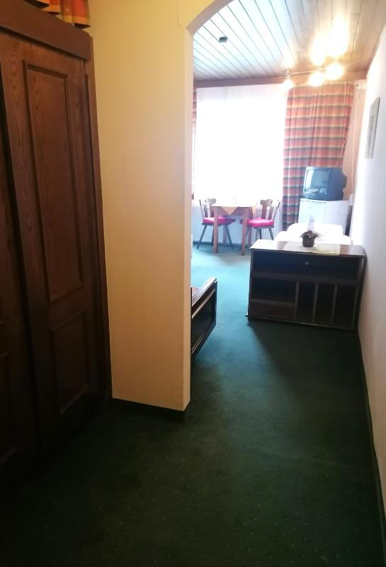 Economy Triple Room image 4