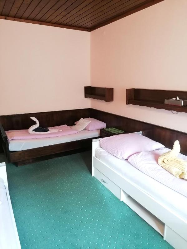 Economy Triple Room image 3