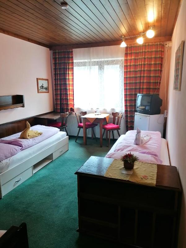 Economy Triple Room image 2