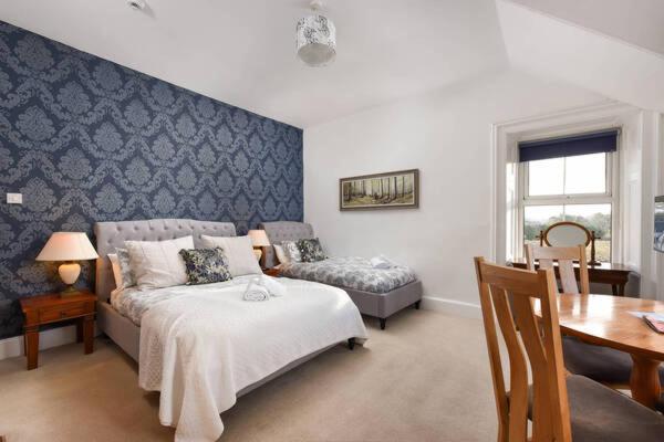 Family Room image 2