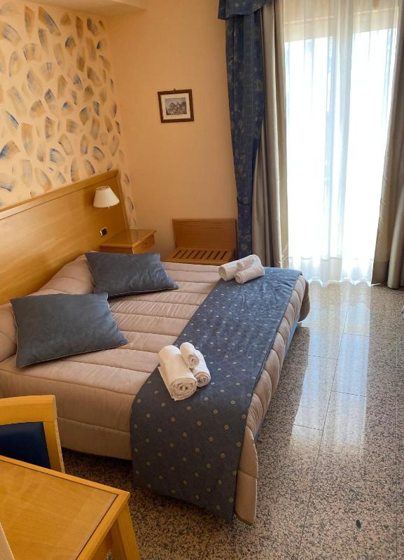 Standard Queen Room image 1