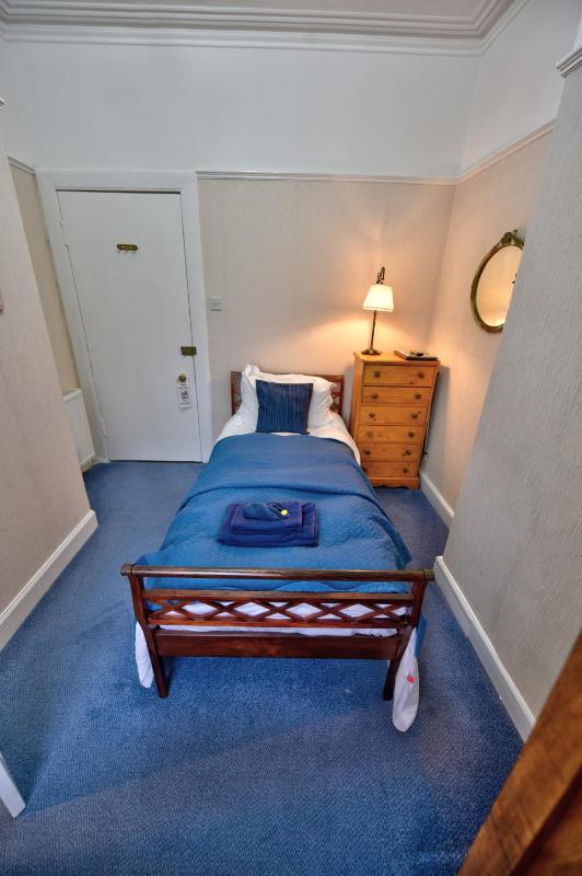 Single Room image 3