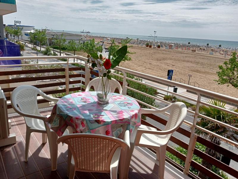 Beachfront modern flat with sea view - image 2