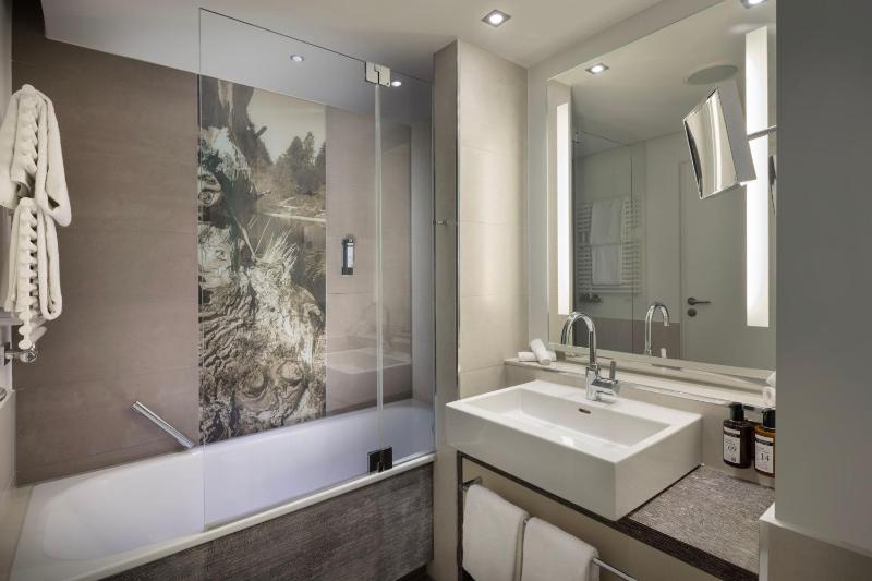 Deluxe King Room with Balcony and Lake View image 2