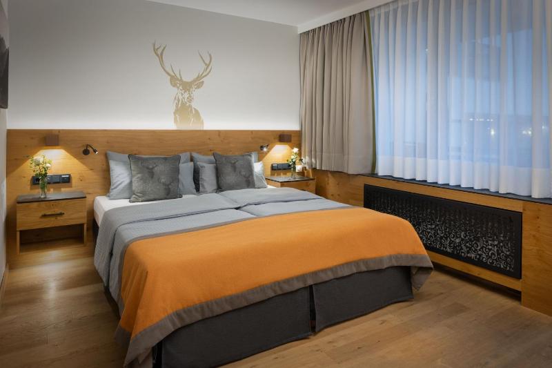 Deluxe King Room with Balcony and Garden View image 1