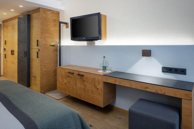 Deluxe King Room with Balcony and Lake View image 4