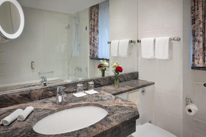 Queen Room with Balcony and Lake View image 2