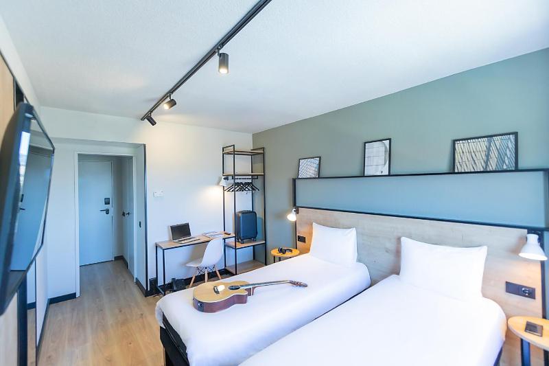 Twin Room image 3