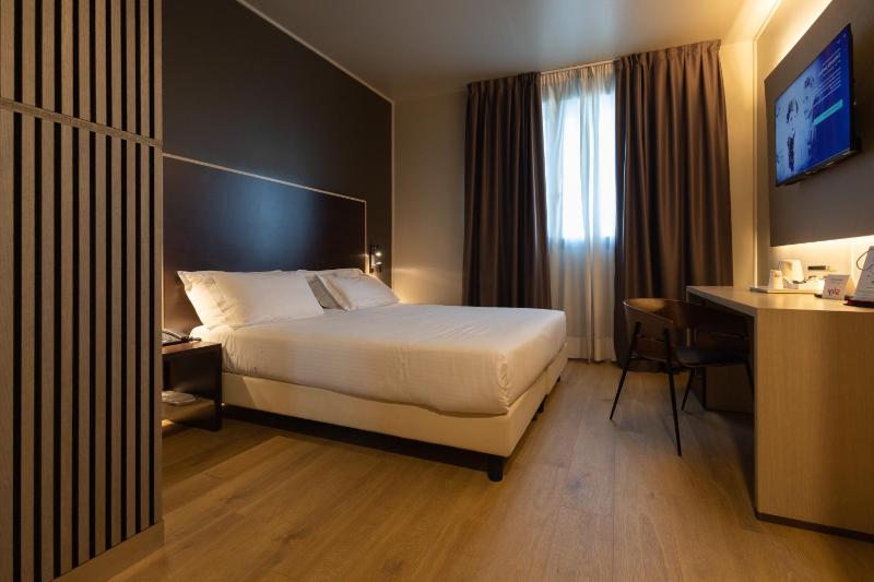 Classic Double Room image 2