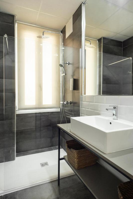 Double Room with Balcony image 4