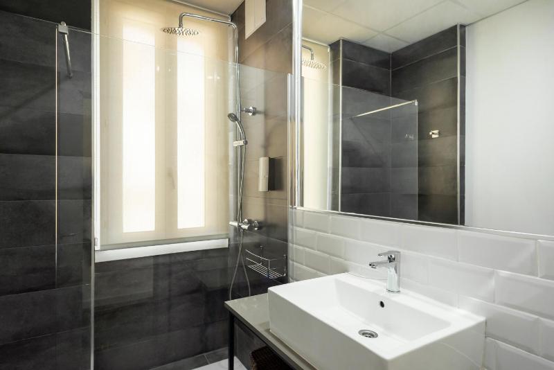 Double Room with Balcony image 2