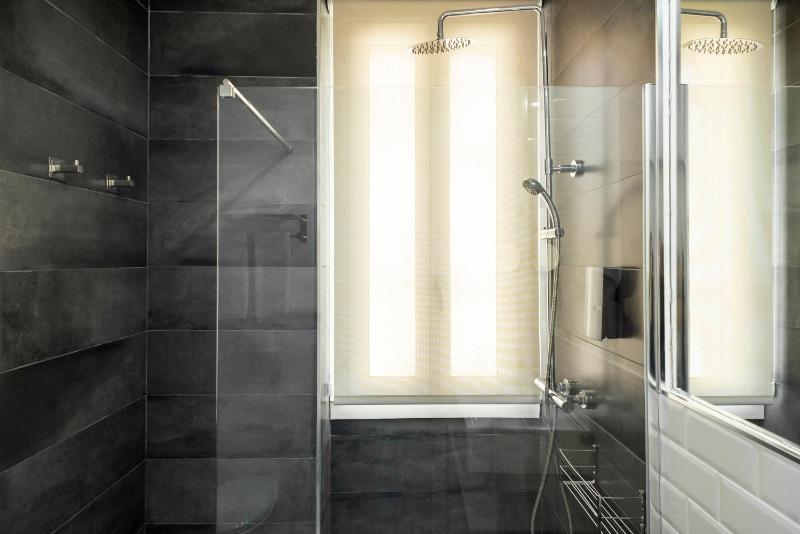 Double Room with Balcony image 3