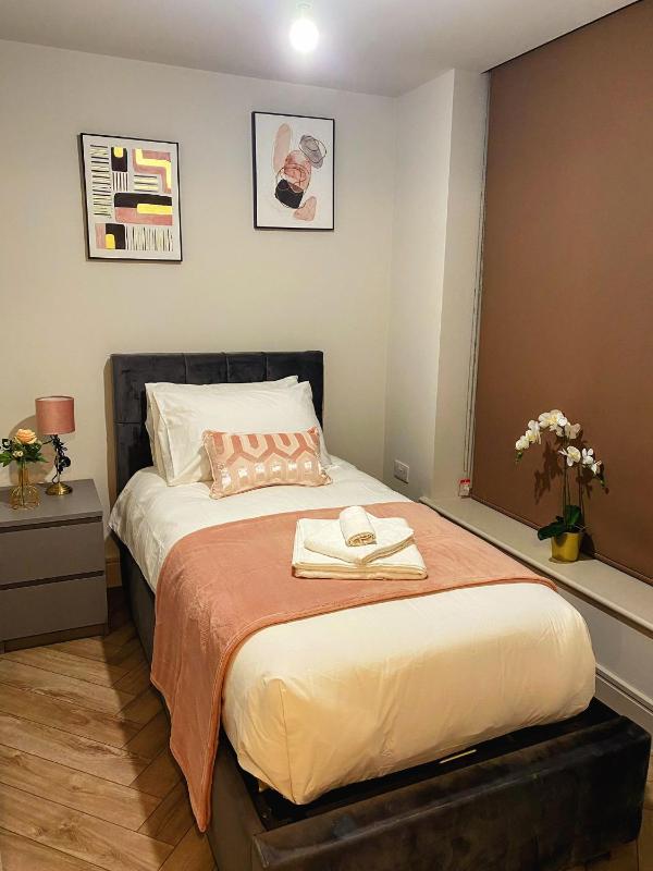 Modern Raynes Park Apartment x2 Bathroom*Garden*Wifi* Images
