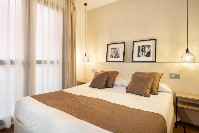 Basic Double Room image 3