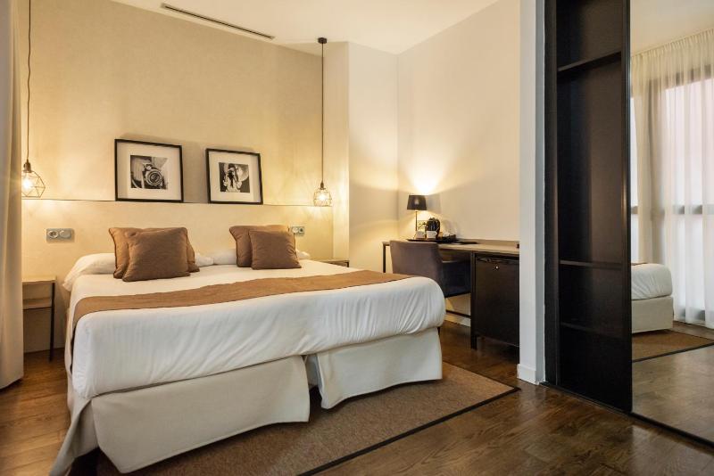 Basic Double Room image 4