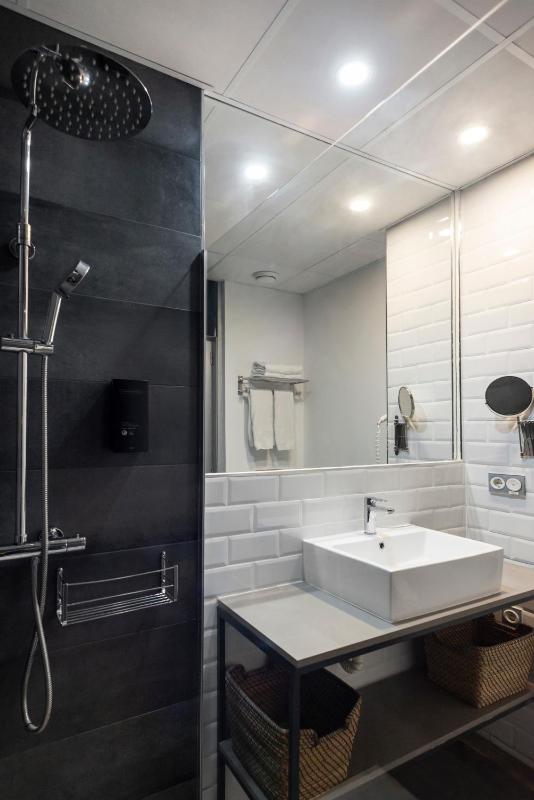 Basic Double Room image 2