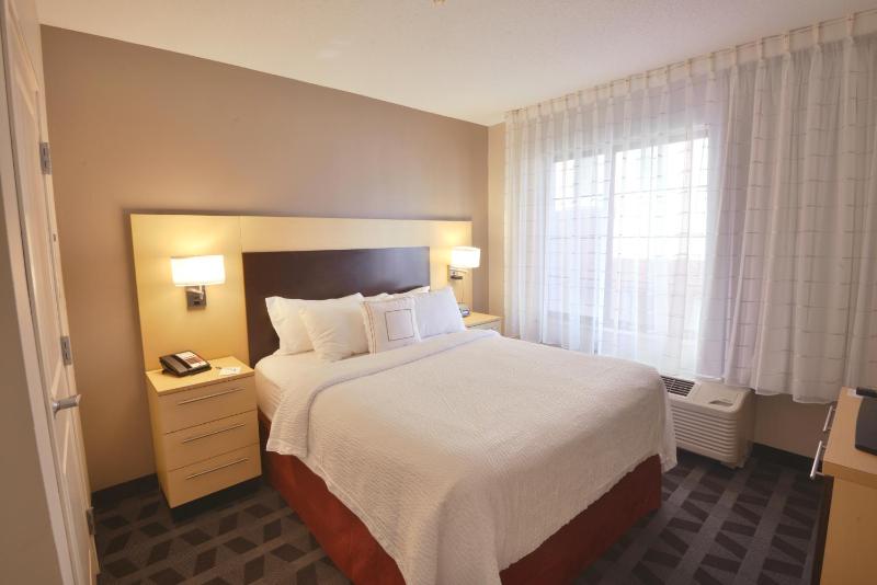 Newly Renovated One-Bedroom Queen Suite image 1