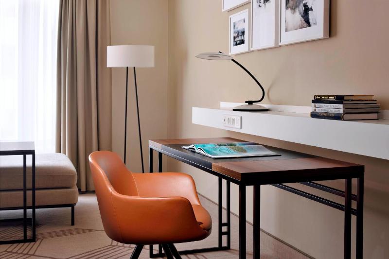 Deluxe Guest room, 1 King image 3