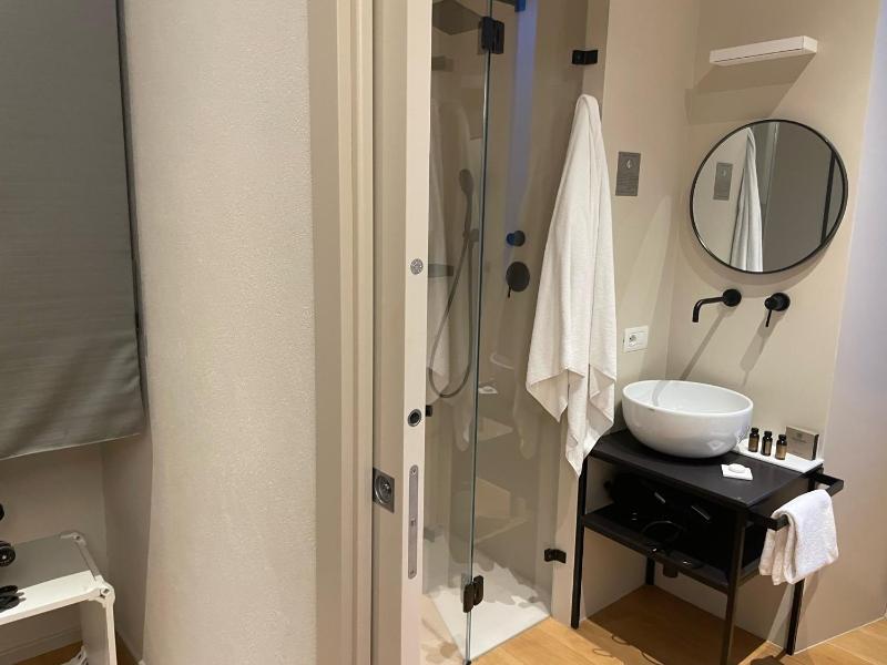 Superior Double Room with Balcony image 2