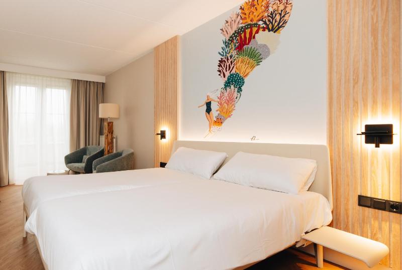 Hotel Room “Standard” Deluxe with Balcony (No pets allowed) image 3