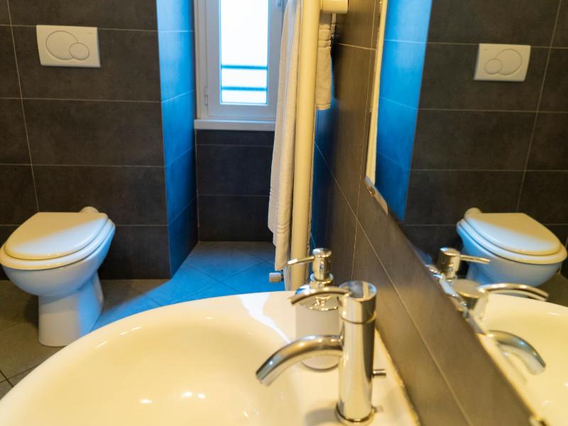 Deluxe Double Room with Extra Bed image 4